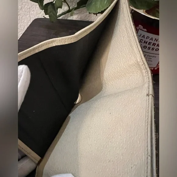 ⭐️Gucci Eclipse Compact Canvass Wallet Gold Tone Hardware 2 Snap Closures - Picture 7 of 15